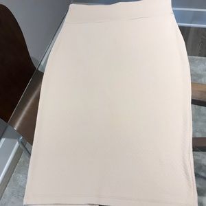 Brand new bebe Tan skirt with posterior split
